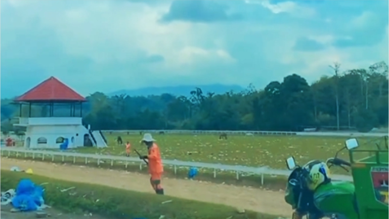 Alek Pacu Kudo Selesai, Pasukan Orange Berjibaku Bersihkan Sampah di Bukik Ambacang