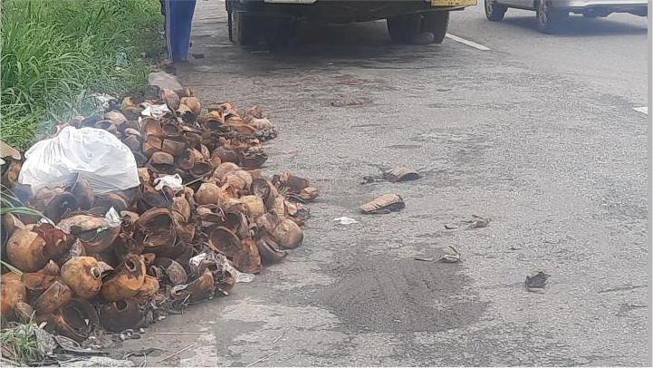 Oknum Tak Bertanggung Jawab Buang Sampah di Jalan By Pass Simpang Taluak