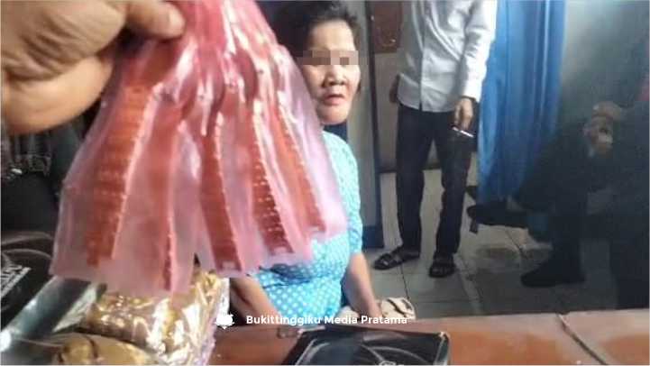 Seorang Ibu Paruh Baya Tertangkap Mencuri di Pasar Aua Kuniang Bukittinggi