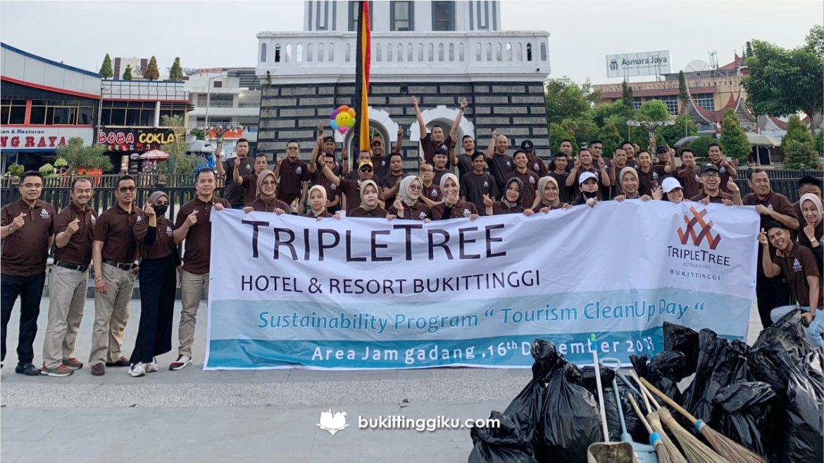 TripleTree Hotel & Resort Bukittinggi Gelar Acara ”Tourism CleanUp Day”, Bersihkan Jam Gadang Bersama-sama