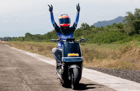 Motor Listrik Pertama Di Sumbar Yang Ikut Kompetisi Balap Dragbike, Tim Babeh Gerage Langsung Raih Juara Umum