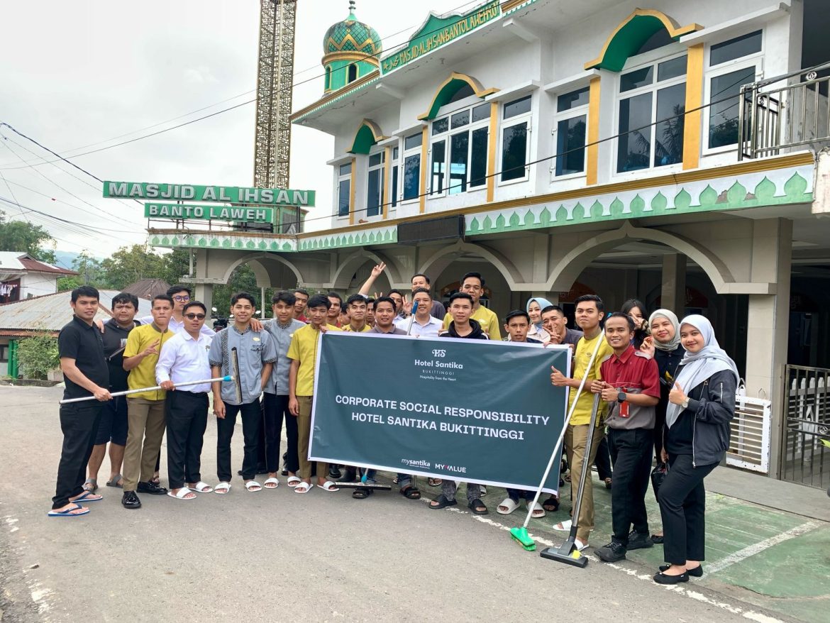 Hotel Santika Bukittinggi Lakukan CSR General Cleaning Tempat Ibadah