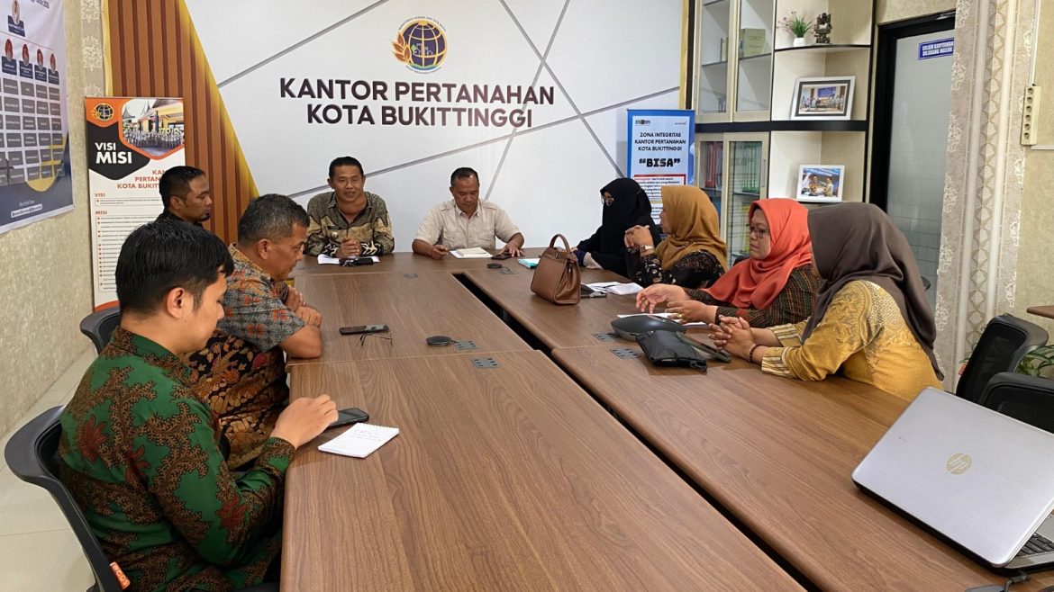 Camat dan Lurah Guguk Panjang Lakukan Koordinasi Pengadministrasian Tanah di Kantor Pertanahan Bukittinggi