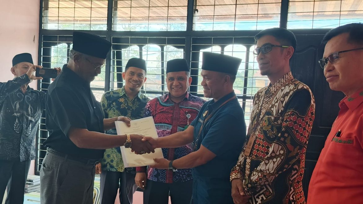 Dukung Pemberdayaan Wakaf Produktif, Kantah Bukittinggi Serahkan Sertipikat Tanah kepada Mesjid Al-Falah Tembok