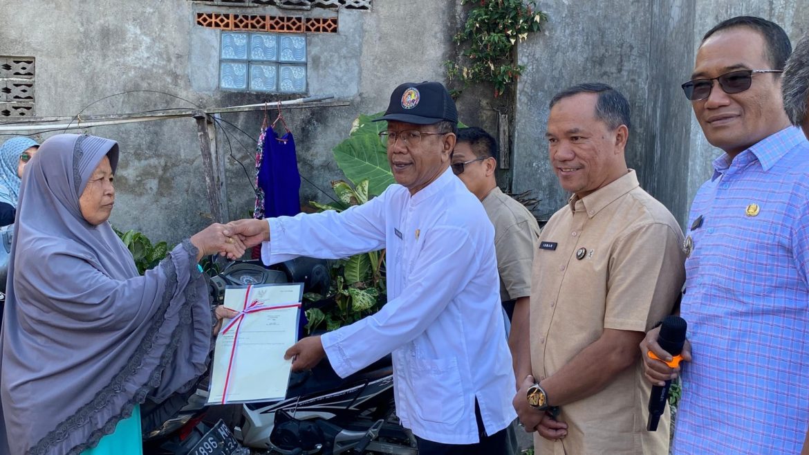 Pemko dan Kantah Bukittinggi Serahkan Sertipikat Pengganti kepada Warga Birugo yang Terdampak Kebakaran