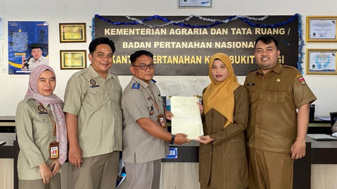 Penyerahan Aset BMD Berupa Sertipikat Tahun 2025 Atas Nama Pemko Bukittinggi sebanyak 25 Bidang