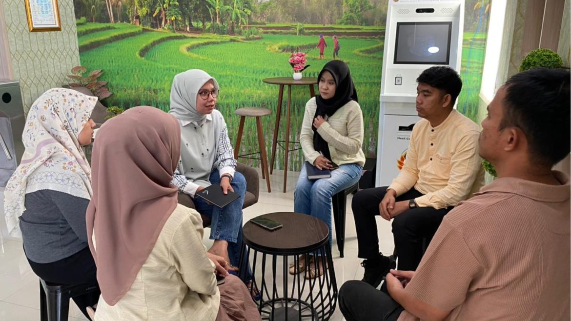 Tingkatkan Kualitas Layanan, Briefing Petugas Loket Bahas Peta Analisis Penatagunaan Tanah