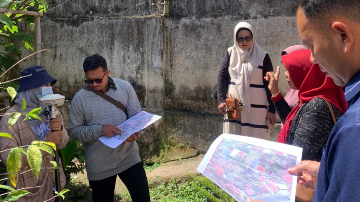 Panitia Pemeriksaan Tanah Kantah Bukittinggi Lakukan Peninjauan Lapangan