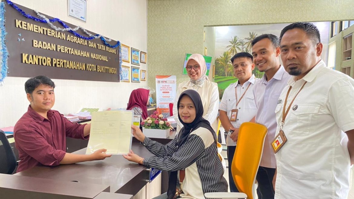 Dukung Legalitas Tanah, Kantah Bukittinggi Serahkan Sertipikat PTSL 2026