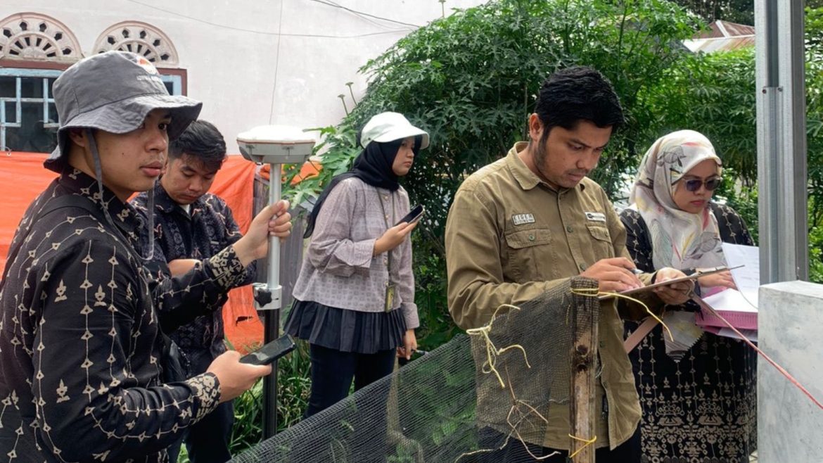 Petugas Ukur Kantah Bukittinggi Laksanakan Pengukuran PTSL di Koto Selayan
