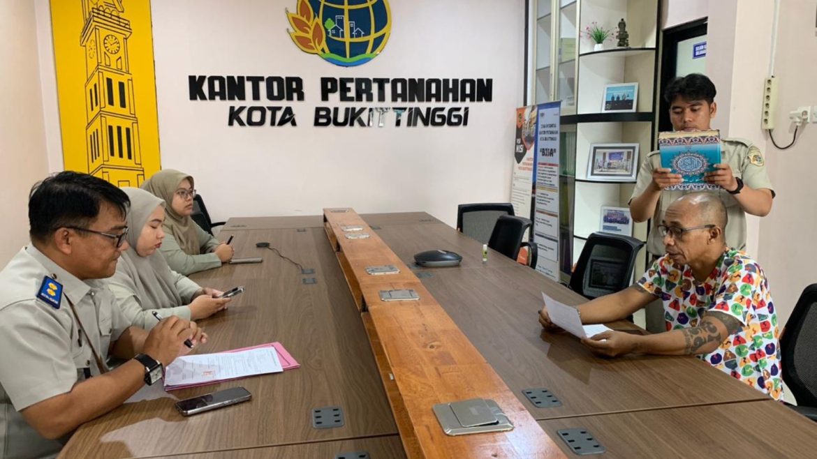 Pemohon Sertipikat Hilang Ikuti Pengambilan Sumpah di Kantah Bukittinggi